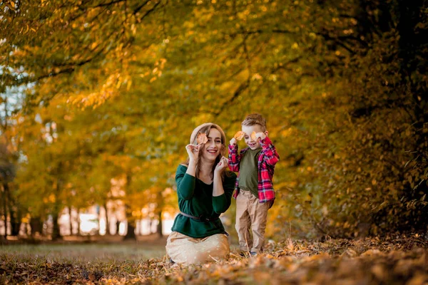 Glückliche Junge Mutter Spielt Und Vergnügt Sich Mit Ihrem Kleinen — Stockfoto