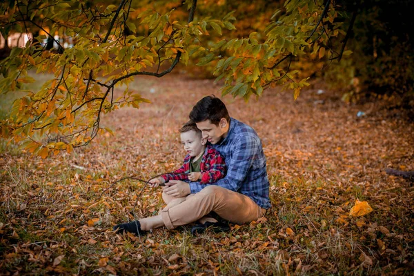 Šťastná Rodina Baví Venku Podzimním Parku Otec Syn Proti Žluté — Stock fotografie