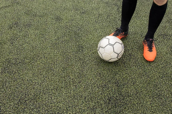 Pallone Calcio Con Piedi Sul Campo Calcio — Foto Stock