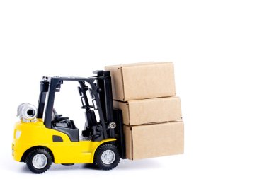 Mini forklift kamyon yükü karton kutular beyaz arka planda izole. Lojistik ve Ulaştırma Yönetimi fikirleri ve Endüstri ticari konsepti