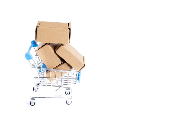 Carrinho Compras Cheio Caixas Papelão Isolado Sobre Fundo Branco — Fotografia de Stock