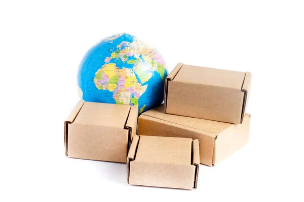 Земной Шар Окружен Коробками Изолированными Белом Фоне Мировой Бизнес Международные — стоковое фото
