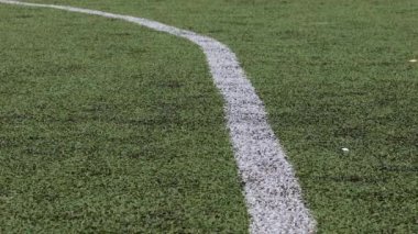 Ukrayna, Kyiv - 19 Aralık 2019: Düşük kesimli futbol oyuncusunun çimenlerde top attığı sahne