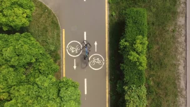 自転車道路標識や自転車乗りの背景に自転車 — ストック動画