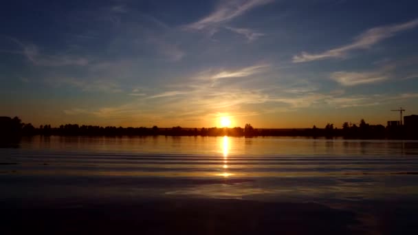 Antenne Sonnenuntergang Oder Sonnenaufgang Himmel Über Einem See Mit Verstreuten — Stockvideo