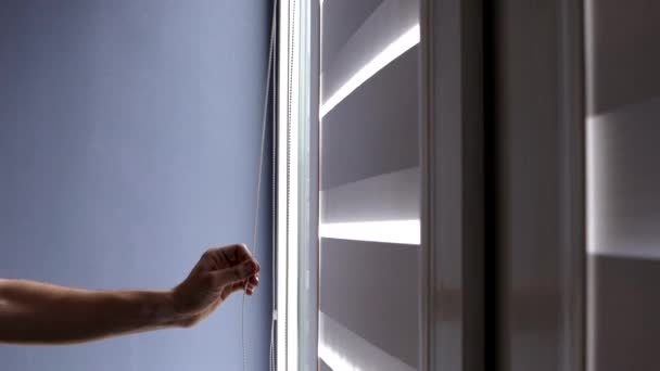 Mann Installiert Kassetten Rollos Fenstern — Stockvideo