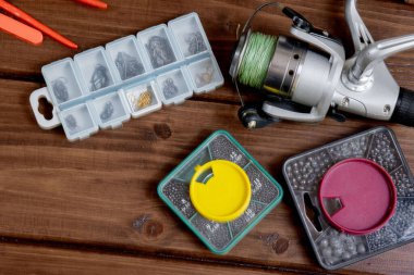 Balıkçılık malzemesi - olta oltası tahta arka planda yüzer ve aksesuarlar, kopyalama alanı