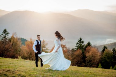 Sunset Romantik Evli Çiftte Gelin ve Damat.