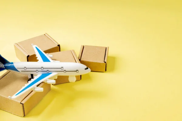Letadlo Hromada Lepenkových Krabic Koncepce Leteckého Nákladu Balíků Letecké Pošty — Stock fotografie