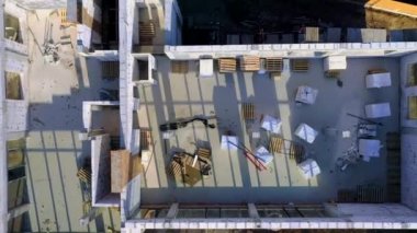 Beyaz köpük beton bloklardan yapılmış inşaat halindeki bir evin inşaatı. Yeni ev çerçevesi oluşturuluyor