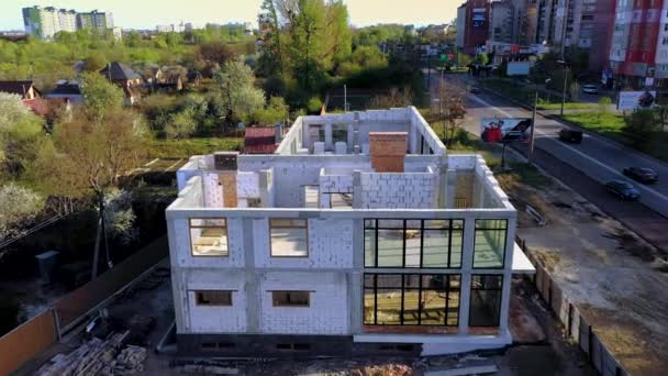 白い泡コンクリートブロックから作られた建設中の家の建築現場 家の新しいフレームを構築する — ストック動画