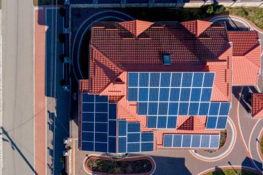 Mavi panelli, yeni, modern bir ev kulübesinin havadan görünüşü. Yenilenebilir ekolojik yeşil enerji üretim kavramı.
