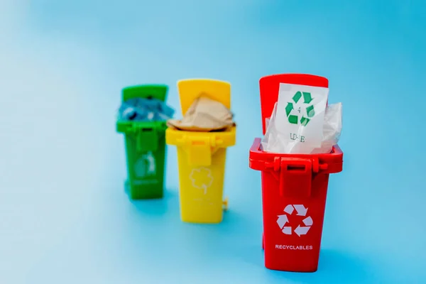 Corbeilles Jaunes Vertes Rouges Avec Symbole Recyclage Sur Fond Bleu — Photo