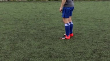 Ukrayna, Kyiv - 19 Aralık 2019: Düşük kesimli futbol oyuncusunun çimenlerde top attığı sahne
