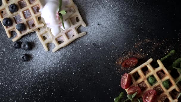 Apresentação Waffles Belgas Frescos Assados Com Arugula Tomates Abacate Waffles — Vídeo de Stock