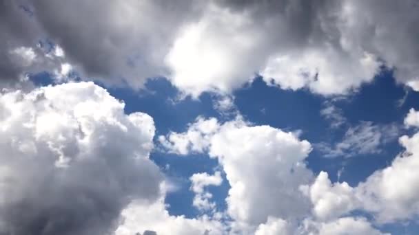 雲は青空の中でスムーズに移動します タイムラプスだ 雲の空間 光の雲と晴れ青空 美しい雲が空を飛んでいる 時間の経過 大気中の気象現象 — ストック動画