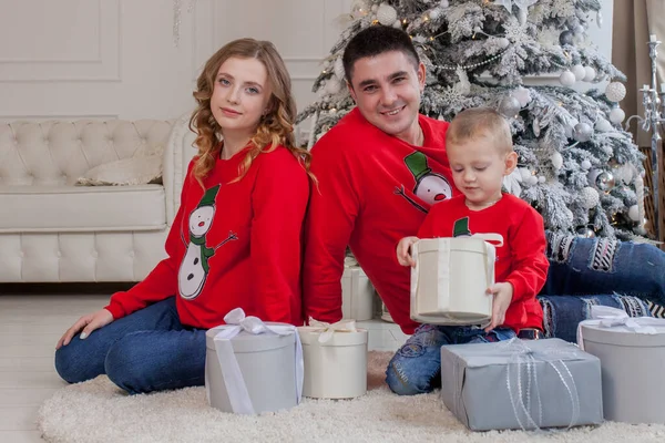 Natal Família Felicidade Retrato Pai Filho Sentado Chão Casa Perto — Fotografia de Stock