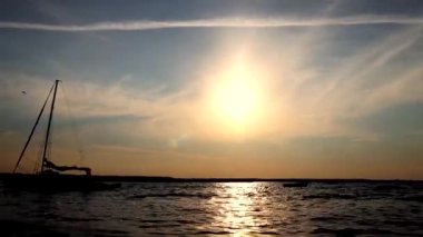 Ukrayna 'da Svityaz Gölü üzerinde günbatımı olan güzel manzara, 4k, timeleps
