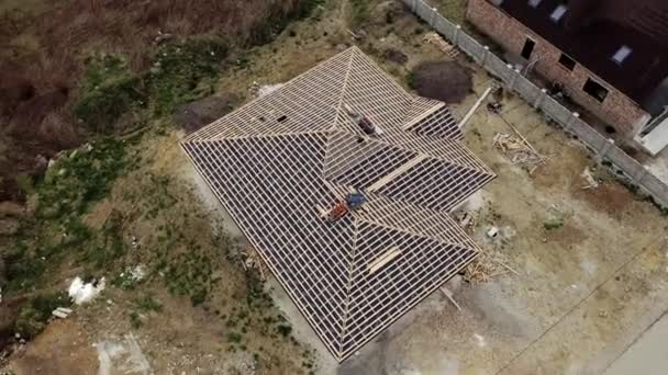 Letecký Pohled Nedokončený Cihlový Dům Dřevěnou Konstrukcí Střechy Výstavbě Nedokončená — Stock video
