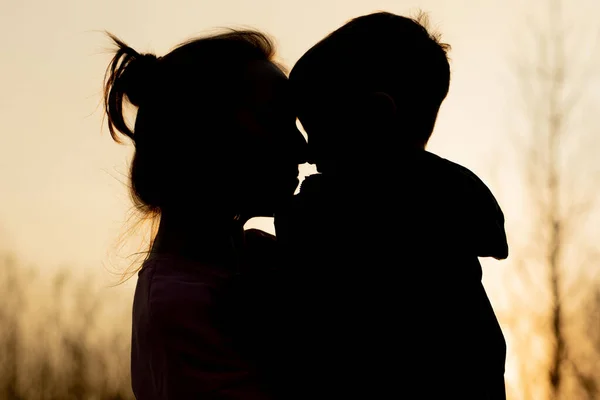 Silhouet Van Een Moeder Zoon Die Buiten Spelen Bij Zonsondergang — Stockfoto