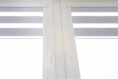 Ofis perdeleri. Modern jaluzi. Ofis toplantı odası ışıklandırma aralığı kontrolü.