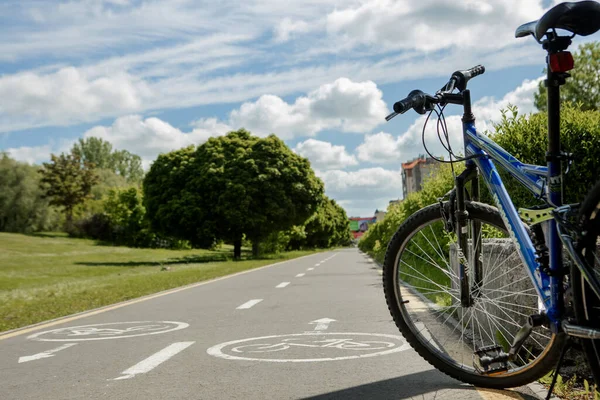 Ivano-Frankivsk, 29 de maio de 2020: estandes de mountain bike no parque na ciclovia. — Fotografia de Stock