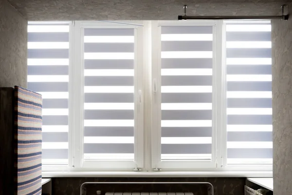 Παράθυρα με ανοιχτά μοντέρνα οριζόντια blinds σε εσωτερικούς χώρους, closeup — Φωτογραφία Αρχείου