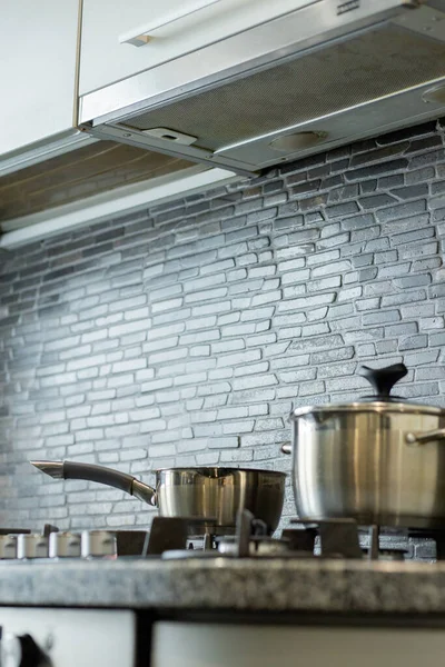 Panela no fogão na cozinha interior casa — Fotografia de Stock