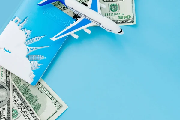 Passaporte Com Modelo Avião Passageiros Dólares Sobre Fundo Azul Conceito — Fotografia de Stock