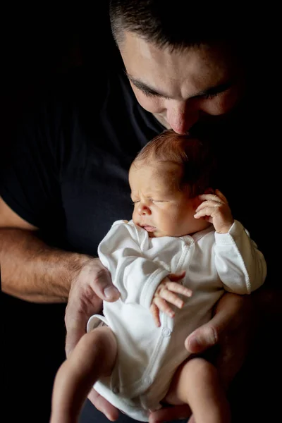 Padre Sosteniendo Hijo Días Mano Sobre Fondo Negro —  Fotos de Stock