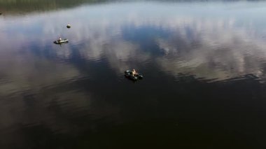 Nehirdeki teknedeki balıkçının hava görüntüsü. Balıkçı yaşam tarzı