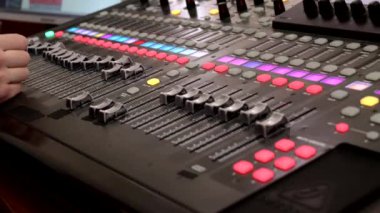 Sesi ayarlamak için uzaktan kumanda. Ses karıştırıcı. Ses mühendisi sesi ayarlar. Müzik Festivali. Ses seviyesini değiştir. Kayıt stüdyosu. Bir televizyon dizisi, bir konser çekiyoruz. Canlı yayın