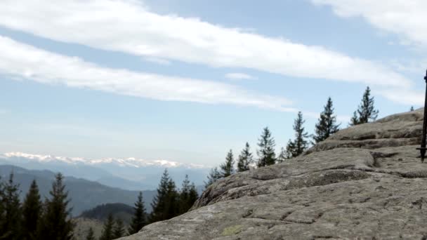Seorang Pendaki Gunung Tinggi Pegunungan Melawan Langit Merayakan Kemenangan Mengangkat — Stok Video