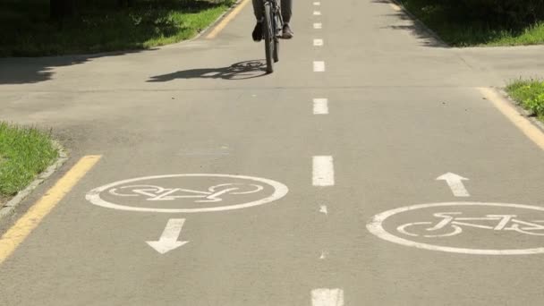 Πινακίδες Ποδηλάτων Στο Δρόμο Ποδήλατο Στην Πόλη — Αρχείο Βίντεο