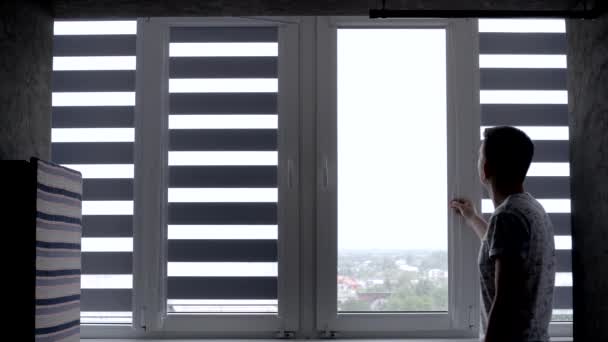 Hombre Instalación Persianas Enrollables Cassette Ventanas — Vídeo de stock