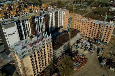 Yüksek binaların inşaatı ve inşaatı, çalışma ekipmanları ve işçileri olan inşaat endüstrisi. Yukarıdan bak, yukarıdan. Arkaplan ve doku.