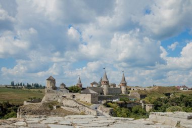 12 Ağustos 2020 Kamenets Podolsk: Kamianets-Podilskyi, Khmelnytskyi Bölgesi, Ukrayna 'daki antik kale manzarası. Kamyanets-Podilsky, bulutlu güzel gökyüzünün arka planında romantik bir şehir..