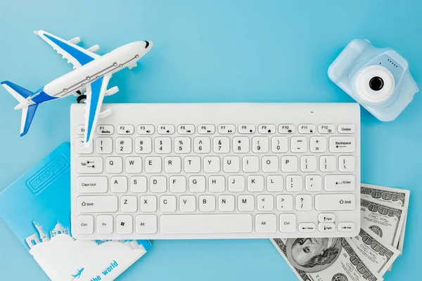 Passaporte Com Modelo Avião Passageiros Dólares Sobre Fundo Azul Conceito — Fotografia de Stock