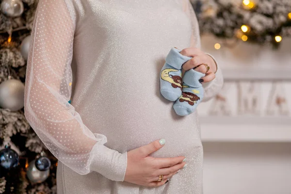 Mulher Grávida Segurar Botas Bebé Barriga Com Botas Perto — Fotografia de Stock