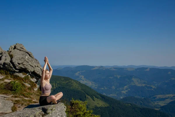 Yoga Meditazione Donna Equilibrata Pratica Meditazione Zen Yoga Energia Montagna — Foto Stock