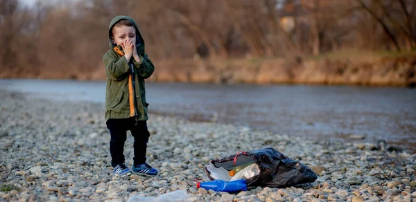 Environment Konzept Ein Kleiner Junge Sammelt Müll Und Plastikflaschen Strand — Stockfoto