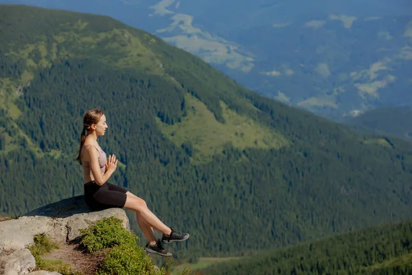 Yoga Meditazione Donna Equilibrata Pratica Meditazione Zen Yoga Energia Montagna — Foto Stock