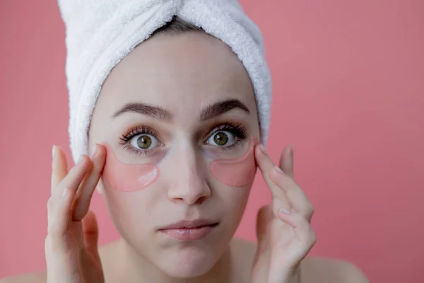 Retrato Mujer Belleza Con Parches Para Los Ojos Sobre Fondo — Foto de Stock