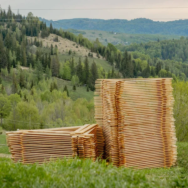 Montones Tablas Madera Sobre Hierba Verde Con Montañas Fondo Tablones — Foto de Stock