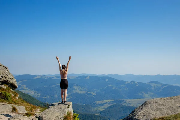 Giovane Ragazza Cima Alla Montagna Alzò Mani Sfondo Blu Cielo — Foto Stock