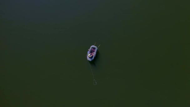 Vanuit Lucht Uitzicht Visser Aan Boot Rivier Levensstijl Van Vissers — Stockvideo