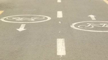 Şehirdeki bisiklet yolu üzerindeki bisiklet tabelaları.