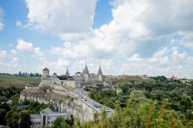 12 Ağustos 2020 Kamenets Podolsk: Kamianets-Podilskyi, Khmelnytskyi Bölgesi, Ukrayna 'daki antik kale manzarası. Kamyanets-Podilsky, bulutlu güzel gökyüzünün arka planında romantik bir şehir..