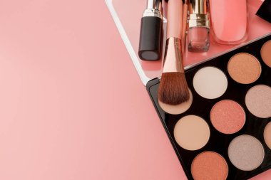 Telif alanı olan çeşitli makyaj ürünleri pembe arkaplan.