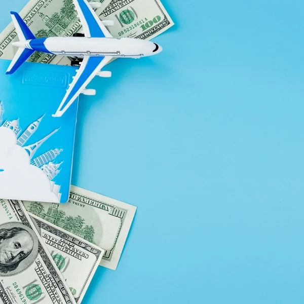 Passaporte Com Modelo Avião Passageiros Dólares Sobre Fundo Azul Conceito — Fotografia de Stock